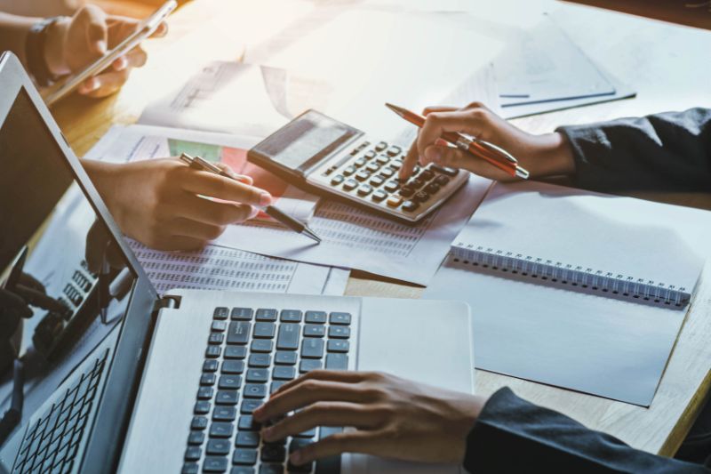 ما الفرق بين المعايير الدولية لإعداد التقارير المالية (IFRS) ومبادئ المحاسبة المقبولة عموماً (GAAP)؟ دليل 2026 للشركات السعودية